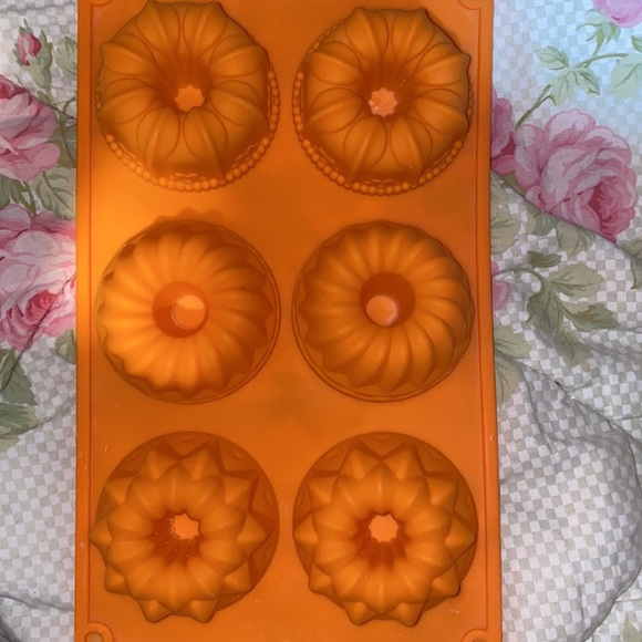 Mini Bundt Cakes Silicone Mold EXCELLENT CONDITION - Picture 2 of 2